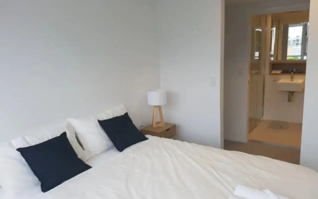 Modern 2 Bedroom Apartment With Parking in Newstead