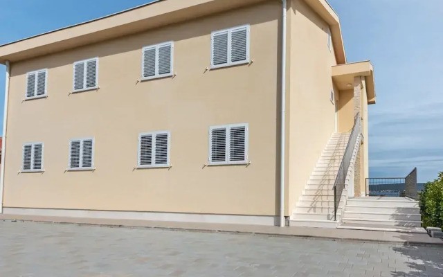 Simplistic Apartment in Neviđane near Sea