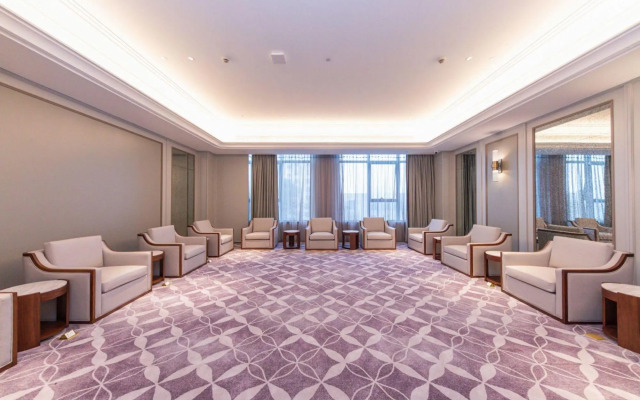 Mercure Hotel Xinyangdong Railway Station