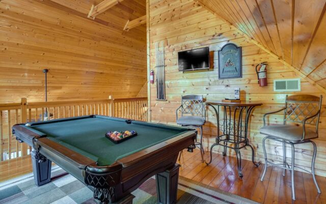 Gatlinburg Getaway: Private Hot Tub & Fireplace!