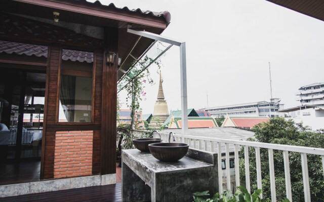 Feung Nakorn Balcony Rooms and Cafe