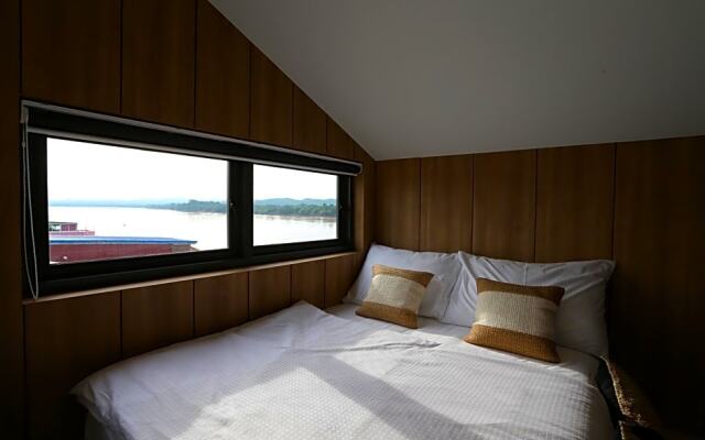 The River House Chiangkhan Hotel