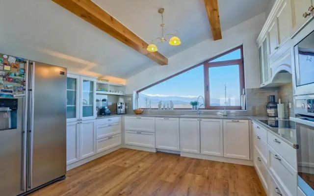 Luxurious Chalet near Pirin Golf Resort