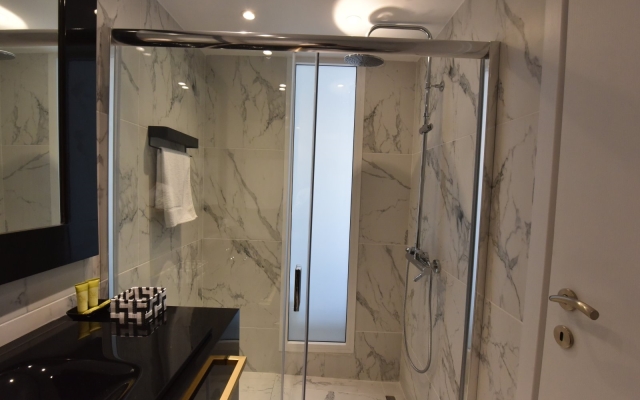 4 Elements Sea Side Luxury Suites - Wind