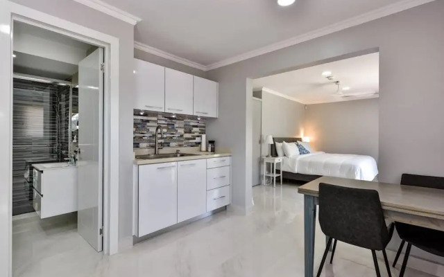 NEW Modern Cozy Studio Walking Distance to Beach