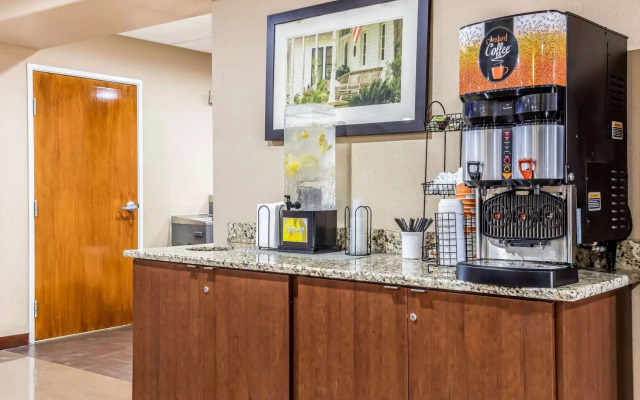 Comfort Inn & Suites Airport - American Way