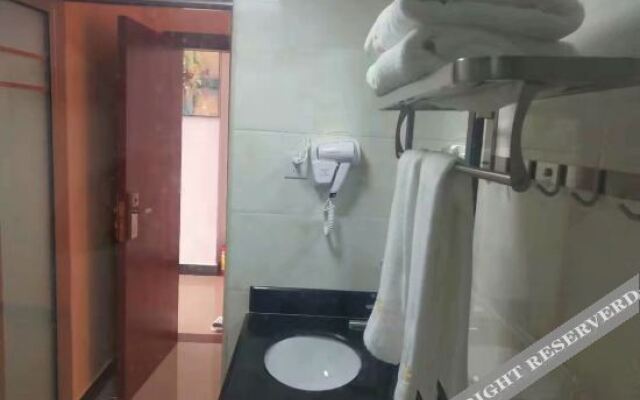 Longxing Business Hotel (Yangchun Railway Station Branch)