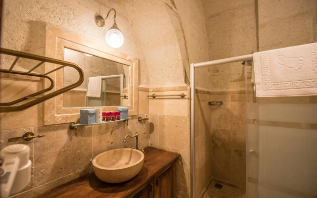 Explorer Cave Hotel