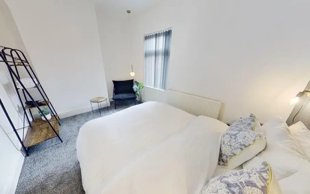 Salford-house-sleeps6-parking-garden-wifi