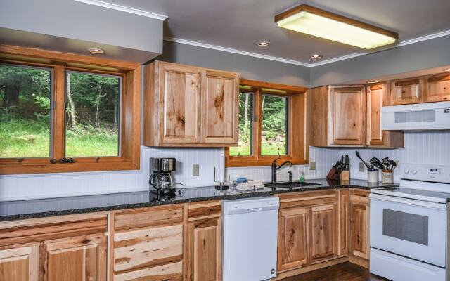 Lazy Bass Lodge 5 Bedroom House