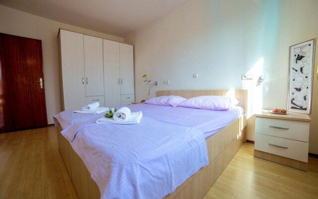 Nice Apartment in Podstrana With 2 Bedrooms and Wifi