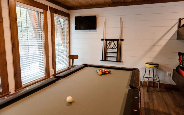 Bigfoots Retreat 2 Bedroom Chalet by RedAwning