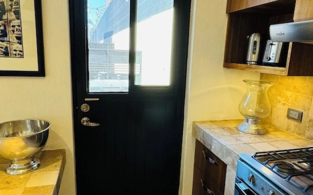 Beautifully Renovated 1 Bed Guest House - Walk to Everything - Roof Top Patio