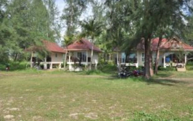 Pranee Beach Bungalows