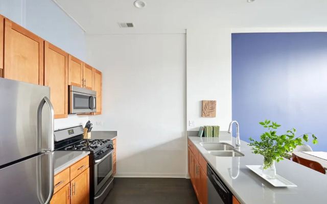 Distinct Lincoln Park Suites by Sonder