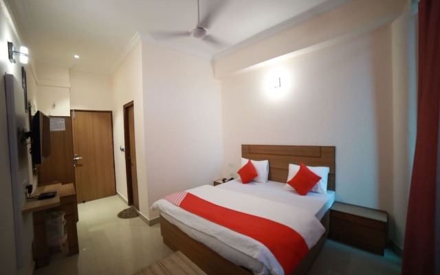 OYO 15561 Corporate Villa