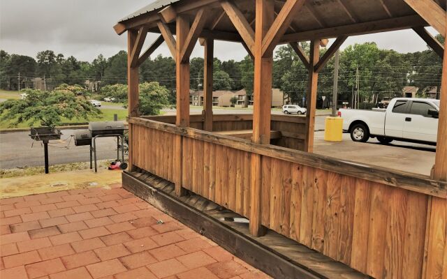 HomeTown Inn & Suites