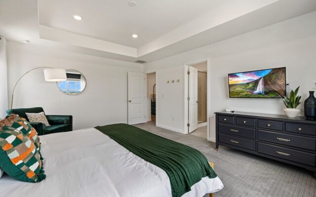 New Build W/ Great Backyard & Lake Access!