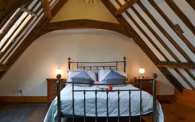 Captivating Tudor 2 Bedroom Apartment in Ipswich