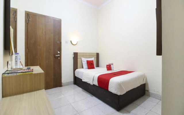 RedDoorz Plus near Stadion Mandala Krida