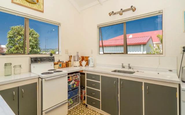 Bay Coast Happy Place - Cooks Beach Holiday Home