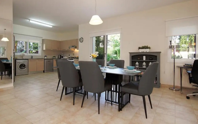 Cleopatra Paralimni in Paralimni