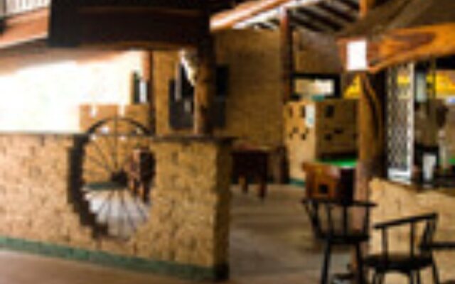 Lazy Lizard Tavern and Caravan Park Cabins