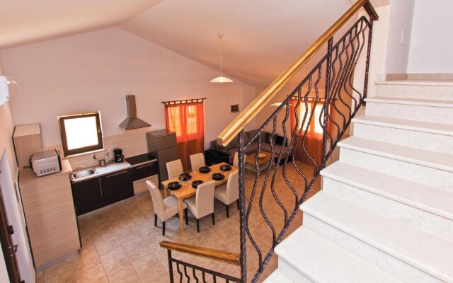 Beautiful Home in Liznjan With Wifi and 2 Bedrooms