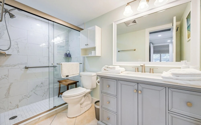 Naples Condo w/ Pool - Walk to Dining & Beach