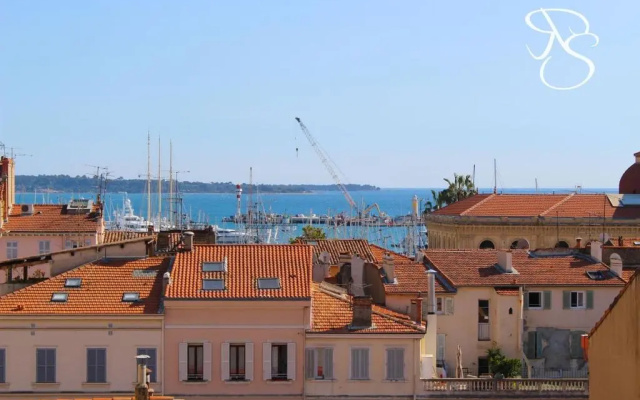Beautiful 3 bedroom Sea view steps away from the Palais