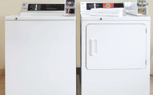 Grander Inn & Suites