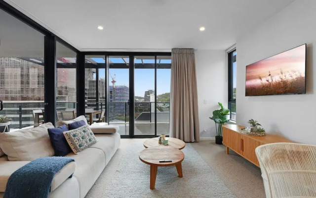 Luxe Beachfront 2-bed With Gym, Pool & Views