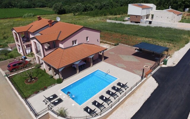 Modern Holiday Home in Novigrad With Swimming Pool