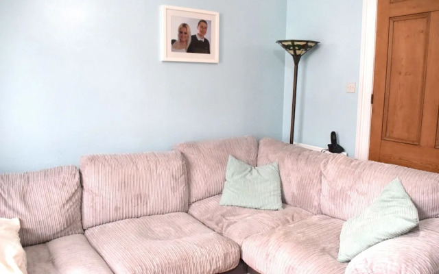 Delightful 1 Bedroom Garden Flat, Near To River