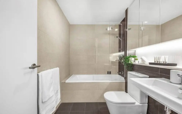 2BR Luxury Skytower Views CBD Pool Gym Netflix