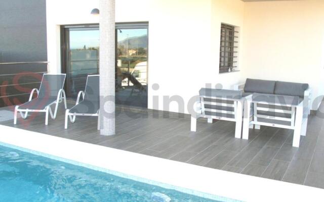 Astonishing beach and pool house