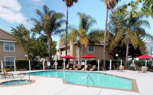 Chase Suite Hotel Newark-Fremont