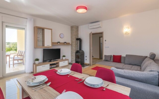Nice Home in Liznjan With Wifi and 3 Bedrooms