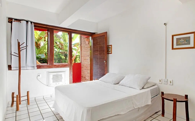 Novos Baianos Hostel e Suites
