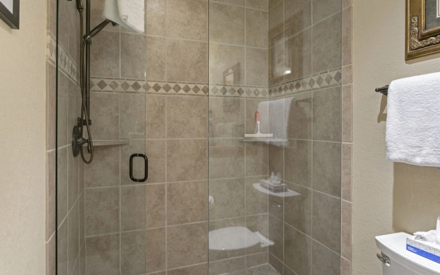 188 Ridgepoint 3 Bedroom Townhouse by RedAwning