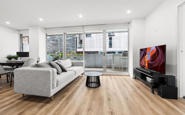 Sleek South Yarra 2-bed With Alfresco Dining – Guest Rooms – Melbourne