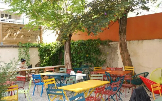 Yasi Hostel