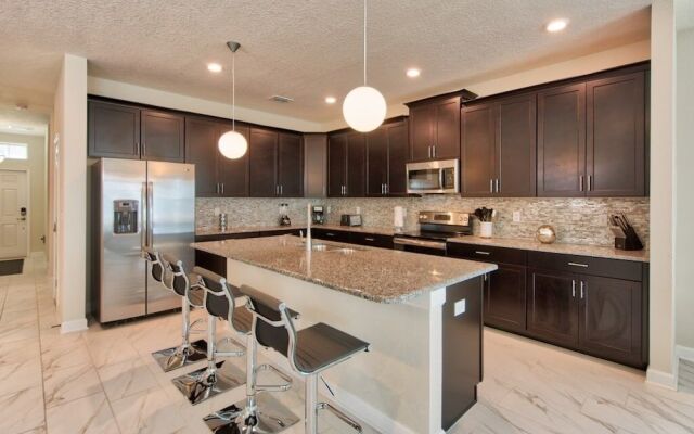 Champions Gate Luxury ! 6 Bedroom Home by RedAwning