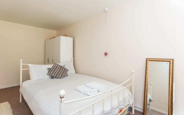 Spacious 2BD House W/private Garden - Kennington!