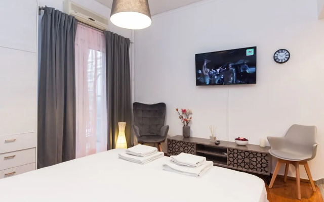 Vironas Chic Sleek Modern Studio