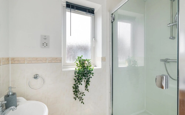 Sharp Close 4 Bedroom 2 Bath - Aylesbury