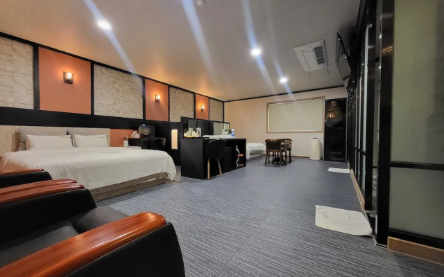 GoldenRoot Hotel in Gimhae