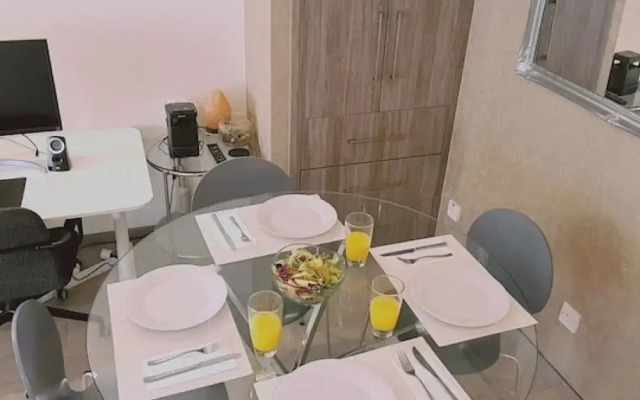29 LIM - Downtown Retreat