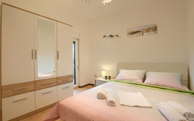 Awesome Home in Jadreski With 4 Bedrooms and Wifi