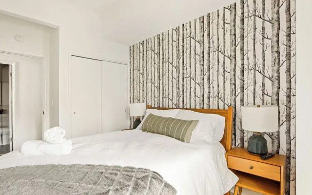 The Fancy Fox Stunning 4 BR Retreat, Min to Lake